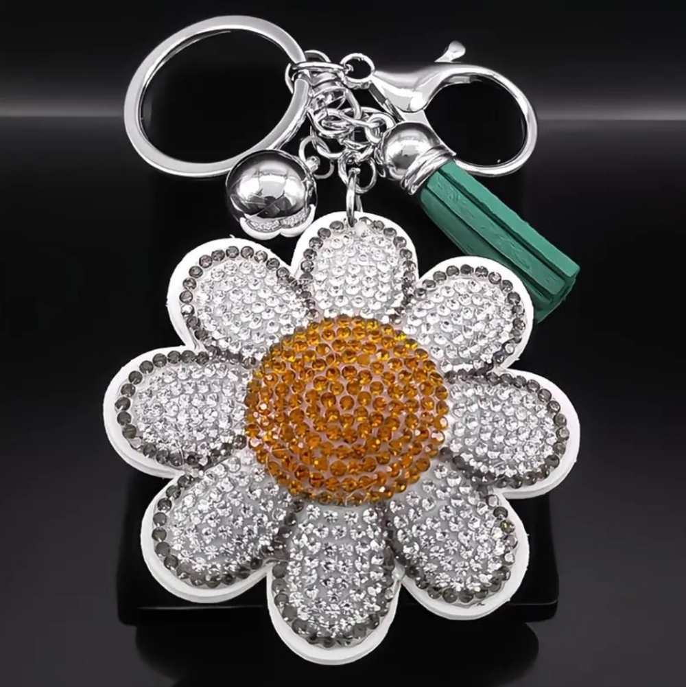 🆕️🌼 WHITE DAISY RHINESTONE BAG CHARM & KEY CHAIN 🌼